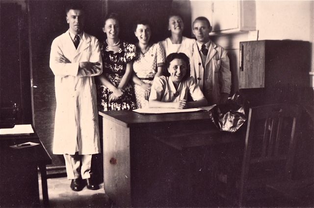 Nu op de monitor goed kijken hoe mijnheer directeur denkt dat hij zijn dagelijkse whisky heeft gekregen. En dan schudt. Neenéé! Nitroglycerine!